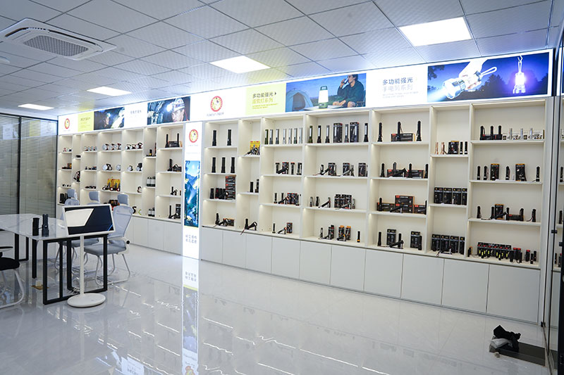 Bagaimana Cara Memilih Produsen Senter LED China yang Andal untuk Proyek OEM?